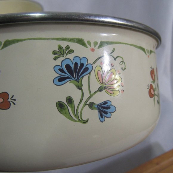 KOBE METAL NESTING BOWLS VERY NICE CONDITION LARGEST IS 7" SET OF 3 - Picture 4 of 9